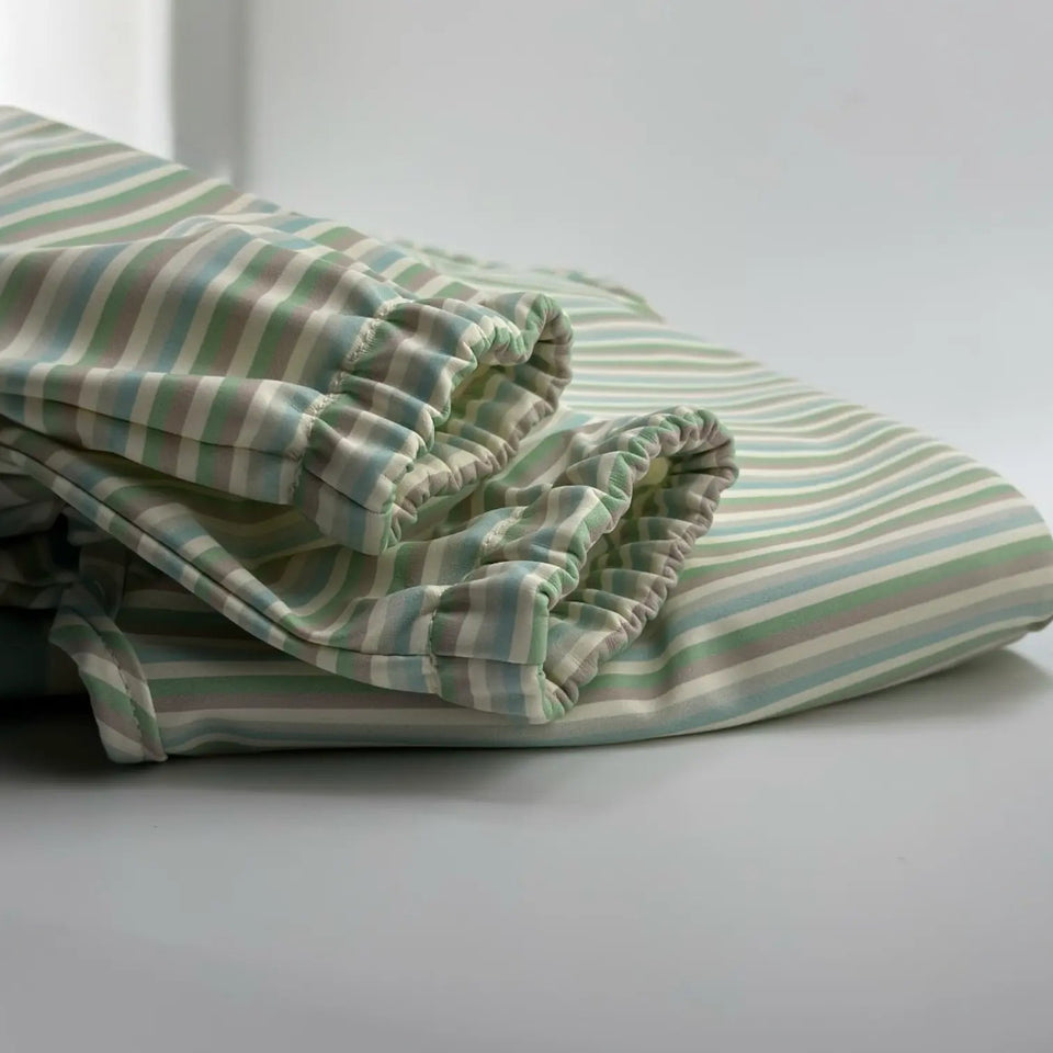 Babero con manga impermeable   Horizontal Stripes + Babero corto Nenina & Co
