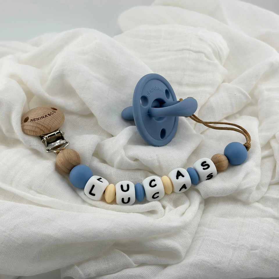 Kit Chupete Clásico Dusty Blue de Silicona + Chupetero Personalizado, Guardachupetes  | Nenina & Co