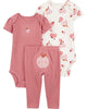 Conjunto de tres piezas en rojo y rosa con estampado de manzana